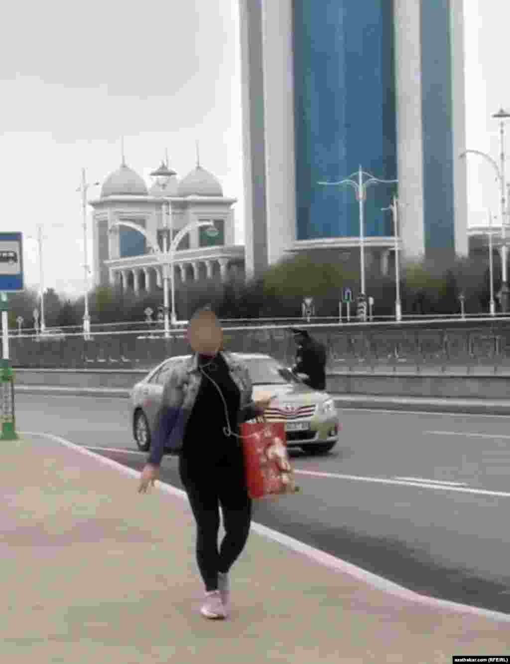 Türkmenistanda polisiýanyň awtoulag sürüjilerini islän ýerinde, düzgün bozsa-bozmasa saklap, dokument barlamagy adaty zada öwrüldi. Aşgabat, mart, 2020.