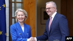 Premierul australian Anthony Albanese (D) și președinta Comisiei Europene, Ursula von der Leyen, în timpul unei conferințe de presă comune la Canberra. 24martie 2026.