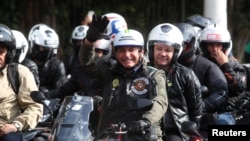 Brazilski predsjednik Jair Bolsonaro predvodi motocikliste u Sao Paulu, 12. juna 2021. 
