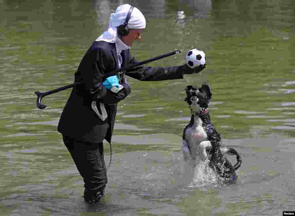 Vyanada iti ilə oynayan qadın