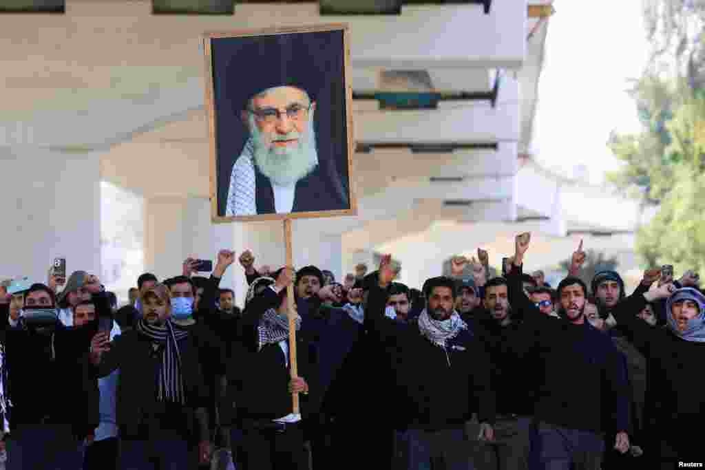 Протестующие, поддерживающие иракские шиитские вооруженные группировки, после убийства верховного лидера Ирана аятоллы Али Хаменеи в Багдаде, Ирак, 1 марта 2026 года. REUTERS/Thaier Al-Sudani