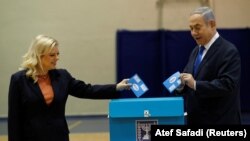 Beniamin Netaniahu și soția sa Sara la o secție de votare din Ierusalim, 2 martie 2020.
