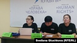 Қазақстандағы құқық қорғаушылардың қауіпсіздігі мен оларды қорғау мәселелері жөніндегі PANA коалициясының өкілдері: Тоғжан Қизатова (солдан оңға қарай), Тұрарбек Құсайынов, Әсел Нұрғазиева. Астана, 4 тамыз 2017 жыл.