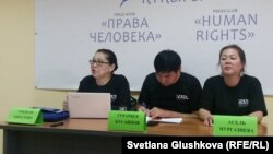 Участники Коалиции по вопросам безопасности и защиты правозащитников Казахстана PANA (слева направо): Токжан Кизатова, Турарбек Кусаинов, Асель Нургазиева. Астана, 4 августа 2017 года. 