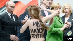 Акция активисток Femen на ярмарке в Ганновере