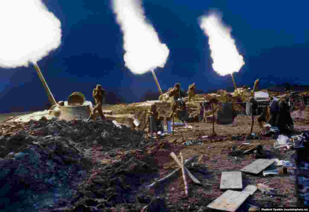 Russian troops bombarding separatists during the second Chechen war in 1999.&nbsp;