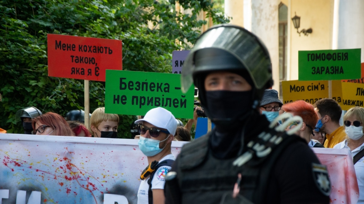 ЛГБТ і традиційні цінності: акції в Одесі і сутички з правоохоронцями - Vimarsana News