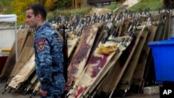 Поліцейський проходить повз скривавлені носилки у подвір'ї місцевого моргу у Степанакерті, 6 листопада 2020 року