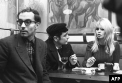 Brižit Bardo razgovara s glumcem Antoanom Burselijerom tokom snimanja filma "Muški rod – ženski rod" u režiji Žan-Lika Godara (levo) u Parizu, 27. novembra 1965.