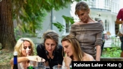  Неда Морфова приказва с актрисите Теодора Духовникова, Койна Русева, Радина Кърджилова по време на фотосите през 2024 година 