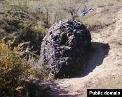 Священный камень "Хаан Шулуун" в бурятском селе Усть-Дунгуй