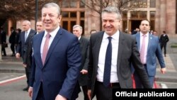 Armenia - Armenian Prime Minister Karen Karapetian (R) and his Georgian counterpart Giorgi Kvirikashvili are pictured after holding talks in Yerevan, 2 March 2018.