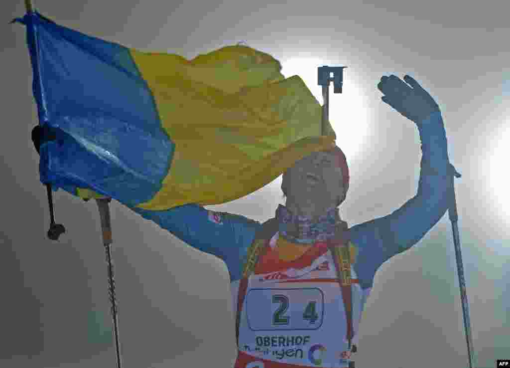Віта Семеренко, член жіночої команди України з біатлону, святкує перемогу на четвертому етапі Кубка світу з біатлону в німецькому містечку Обергофі, 3 січня