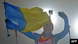 Віта Семеренко з українським прапором святкує перемогу в класичній естафеті в Обергофі, архівне фото, 2012 рік