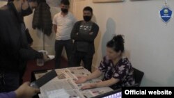 Ўғлини сотаётган аёл қўлга олинган пайтда олинган сурат. ИИВ сайтидан олинди.