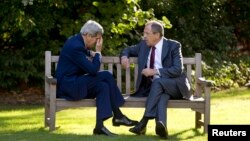 Министр иностранных дел России Сергей Лавров (справа) и государственный секретарь США Джон Керри. Париж, 14 октября 2014 года.