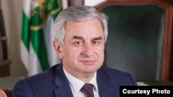 Рауль Хаджимба говорит, что он много лет посвятил политической борьбе не для того, чтобы сесть в кресло, а для того, чтобы изменить ситуацию в Абхазии