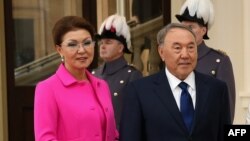 Дарига Назарбаева (в бытность вице-премьером Казахстана) и ее отец Нурсултан Назарбаев, на тот момент президент Казахстана, в Букингемском дворце. Лондон, 4 ноября 2015 года. 