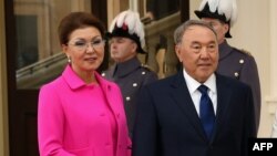 Дарига Назарбаева и Нурсултан Назарбаев в Букингемском дворце. Лондон, 4 ноября 2015 года.