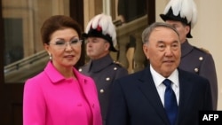 Нурсултан Назарбаев в бытность президентом Казахстана и его старшая дочь Дарига Назарбаева, на тот момент вице-премьер правительства, во время приема в Букингемском дворце. Лондон, 4 ноября 2015 года.