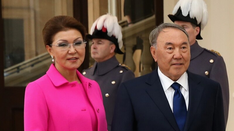 Нурсултан Назарбаев в бытность президентом Казахстана и его старшая дочь Дарига Назарбаева, на тот момент вице-премьер правительства, во время приёма в Букингемском дворце. Лондон, 4 ноября 2015 года.