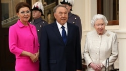 Нурсултан Назарбаев в бытность президентом Казахстана (в центре), его дочь Дарига Назарбаева, вице-премьер правительства Казахстана, во время визита в Лондон и встречи с королевой Британии Елизаветой II. 4 ноября 2015 года.