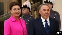 Старшая дочь президента Казахстана Дарига Назарбаева со своим отцом президентом Казахстана Нурсултаном Назарбаевым во время посещения Букингемского дворца. Лондон, 4 ноября 2015 года. 
