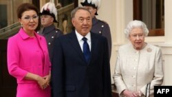 Қазақстанның сол кездегі президенті Нұрсұлтан Назарбаев (ортада), оның үлкен қызы, сол кездегі Қазақстан премьер-министрінің орынбасары Дариға Назарбаева (сол жақта) және Ұлыбритания патшайымы Елизавета II. Букингем сарайы, Лондон, 4 қараша 2015 жыл.