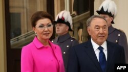 Казакстан президенти Нурсултан Назарбаев Сенаттын депутаты, кызы Дарига Назарбаева менен.