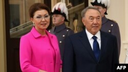 Старшая дочь президента Казахстана Дарига Назарбаева со своим отцом президентом Казахстана Нурсултаном Назарбаевым во время посещения Букингемского дворца. Лондон, 4 ноября 2015 года.
