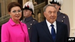 Дариға Назарбаева (Қазақстан вице-премьері болған кезде) және әкесі, сол кездегі Қазақстан президенті Нұрсұлтан Назарбаев Букингем сарайында. Лондон, 4 қараша 2015 жыл.