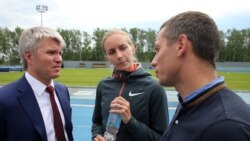 Министр спорта России Павел Колобков (слева) и главный тренер сборных команд России по легкой атлетике, олимпийский чемпион 2004 года Юрий Борзаковский (справа)