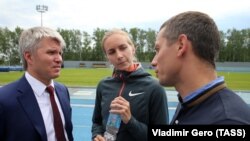 Министр спорта России Павел Колобков (слева) и главный тренер сборных команд России по легкой атлетике, олимпийский чемпион 2004 года Юрий Борзаковский (справа)