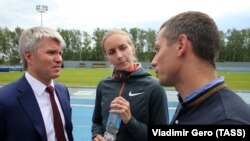 Ministrul rus al sportului, Pavel Kolobkov (stânga) și Iuri Borzakovski (dreapta), șeful echipei naționale ruse de atletism, 25 iulie 2017