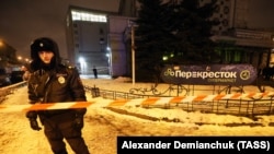 Полицейский на месте взрыва в Санкт-Петербурге.