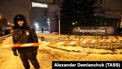 Поліцейський біля місця вибуху в Санкт-Петербурзі, Росія, 27 грудня 2017 року