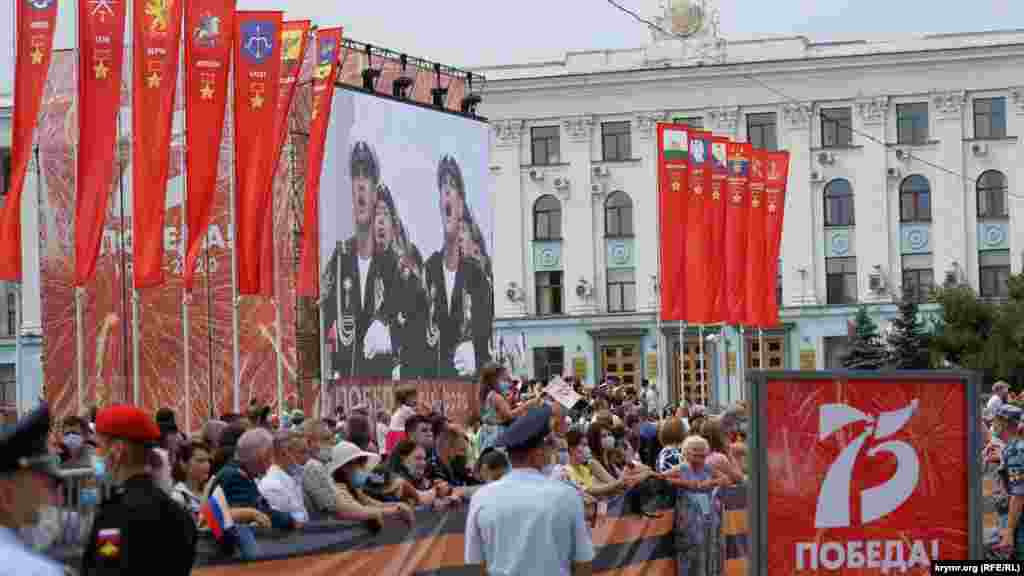 На площади Ленина установили большой экран, на котором шла видеотрансляция парада