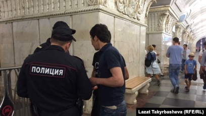 Elena Vasilyeva ishtirokidagi soxta porno tomosha qiling Internetda gipnozlangan va bexosdan porno tomosha qiling