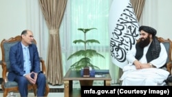 Саади Шарифи, посол Таджикистана в Кабуле, с Амиром Ханом Муттаки, министром иностранных дел правительства Талибана
