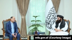 Саъдӣ Шарифӣ, cафири Тоҷикистон дар Кобул бо Амирхон Муттақӣ, вазири умури хориҷии ҳукумати Толибон.