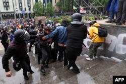Полиция задерживает протестующих у здания парламента Грузии, 14 мая 2014 года