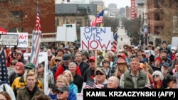 ضحنه‌ای از اعتراض مخالفان تعطیلی کسب‌وکارها در ایالت ویسکانسین