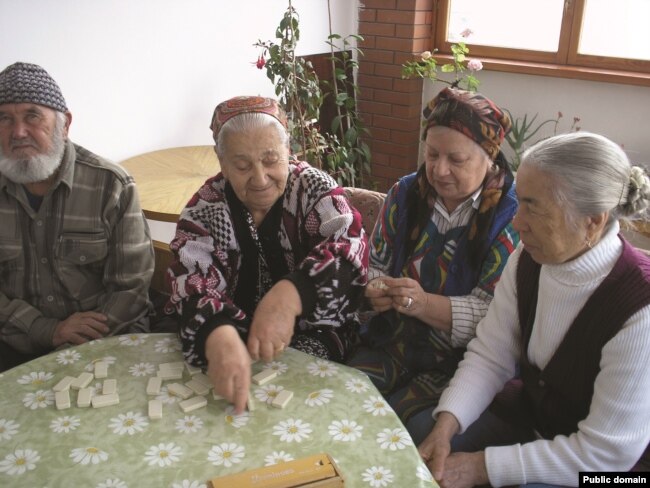 Айше Сеитмуратова с постояльцами дома для одиноких пожилых людей