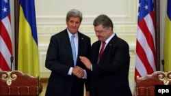 Джон Керрі та Петро Порошенко, архівне фото 