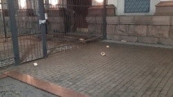 Лапти на территории посольства России в Киеве