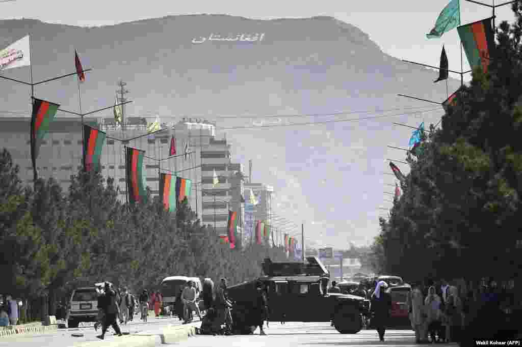 Талибански борци го блокираат патот во центарот на Кабул со американско оклопно возило на 28 август. &nbsp;