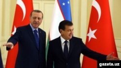 Президент Турции Реджеп Эрдоган (слева) и исполняющий обязанности президента Узбекистана Шавкат Мирзиёев, 18 ноября 2016
