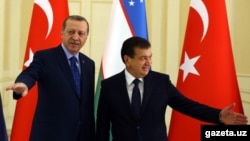 Президент Турции Режеп Тайип Эрдоган и врио президента Узбекистана Шавкат Мирзияев. Самарканд, 18 ноября 2016 года.