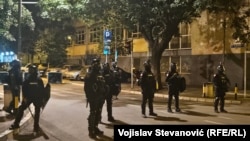 Policia në Vraçar të Beogradit, gjatë natës mes 2 dhe 3 korrikut 2025.