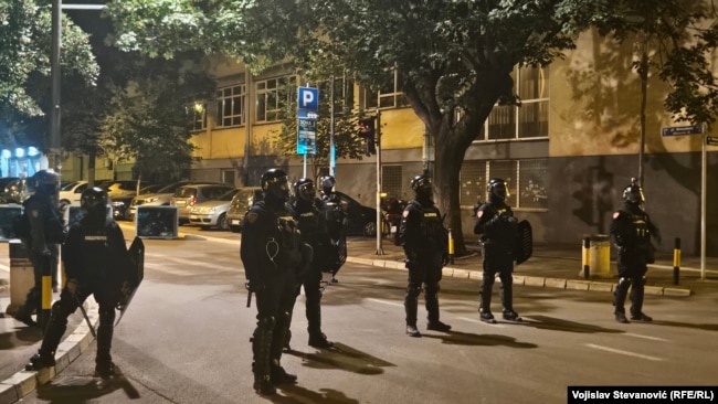 Policia në Vraçar të Beogradit, gjatë natës mes 2 dhe 3 korrikut 2025.